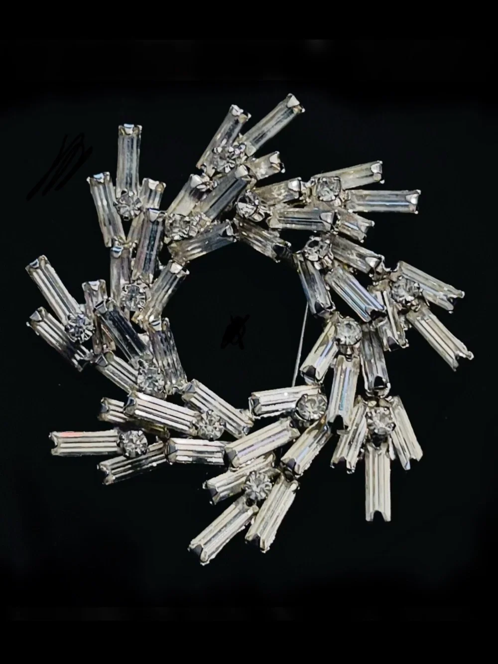 VINTAGE 1960's Rhinestone Wreath Broach